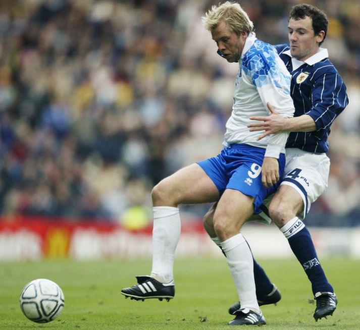 Eiður Smári Guðjohnsen í baráttu í síðasta landsleik Íslands á Hampden Park í mars 2003.