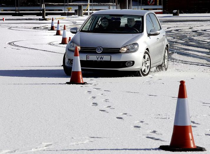 Páll Halldór Halldórsson aksturskappi sýnir hvernig stöðugleikastýring líkt og límir nýjan Volkswagen golf við götuna þótt hart sé ekið og aðstæður erfiðar.
Fréttablaðið/GVA