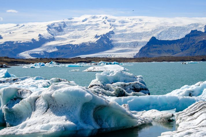 Lón hafa myndast við sporða fjölmargra jökla á Íslandi vegna hlýnandi loftslags. Um fjórtán prósent landsmanna telja það ekki gerast af völdum manna.