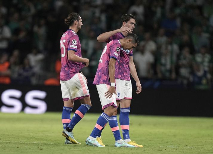 Angel Di Maria haltrar niðurlútur af velli í leik Juventus og Maccabi Haifa í Meistaradeildinni í gær.