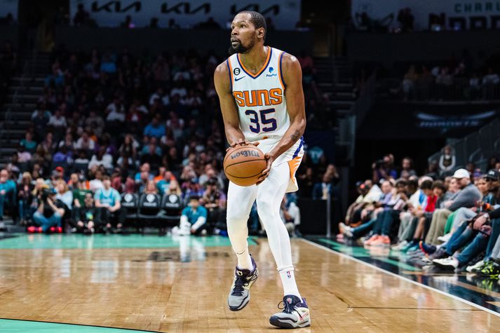 Kevin Durant spilaði fyrsta leikinn í treyju Phoenix Suns í nótt.