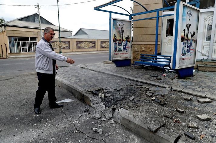 Eyðilegging eftir loftárás í bænum Bakharly í Nagorno-Karabakh.