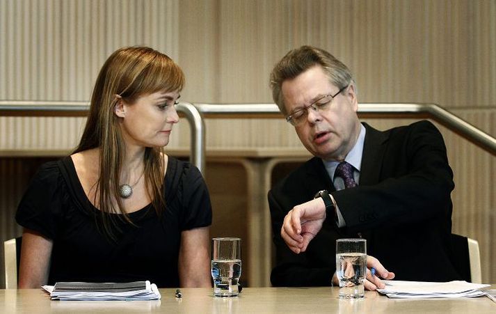 Þau Már Guðmundsson seðlabankastjóri og Sigríður Benediktsdóttir, forstöðumaður fjármálastöðugleika, fóru vel yfir skýrsluna og það var ekki margt sem benti til þess að þau væru í kappi við tímann. Allur er þó varinn góður.