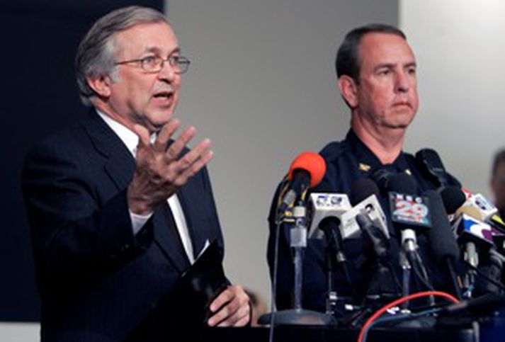 Forseti Tækniháskólans í Virginíu og lögreglustjóri skólalögreglunnar á fréttamannafundinum fyrr í kvöld.