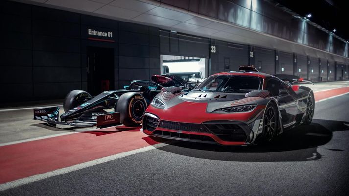 Mercedes-AMG One og Formúlu 1 bíll Mercedes liðsins.