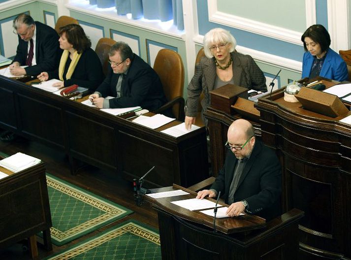 Jóhanna Sigurðardóttir mun sitja út kjörtímabilið sem forsætisráðherra, eftir að Alþingi felldi vantrauststillögu Þórs Saari.