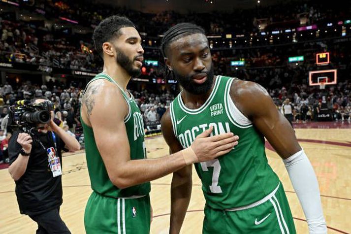 Jaylen Brown (til hægri) tryggði Celtics framlengingu í nótt. Jayson Tatum sá svo til sigursins. 