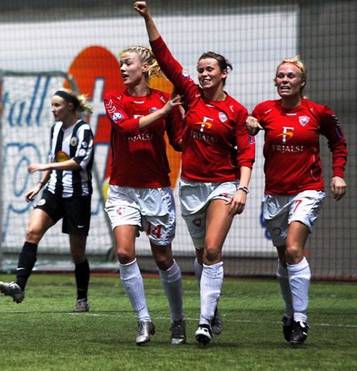 Valsstúlkurnar Dagný Brynjarsdóttir, Kristín Ýr Bjarnadóttir og Rakel Logadóttir á góðri stundu.