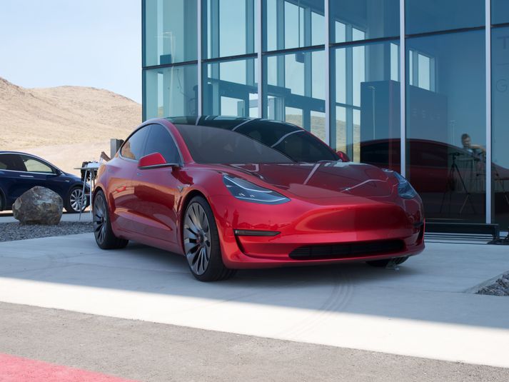 Tesla Model 3 fyrir utan risarafhlöðuverksmiðjuna í Nevada.