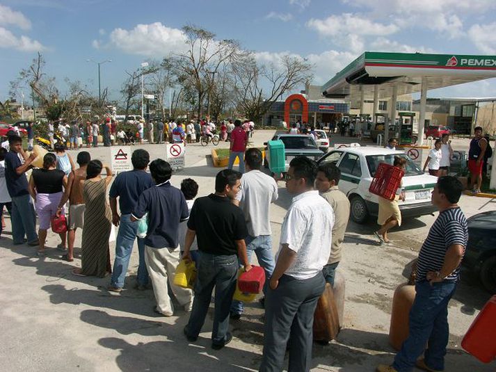 Beðið eftir bensíni. Íbúar á flóðasvæðunum, hér í Cancun í Mexíkó, þurfa að sýna mikla þolinmæði til að komast yfir eldsneytisdropa á þeim fáu bensínstöðvum sem opnar eru.