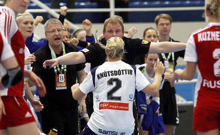Karen Knútsdóttir er hér nýbúin að skora mark fyrir Ísland gegn Rússlandi í gær. Ágúst Þór Jóhannsson í bakgrunni hvetur sína leikmenn áfram og aðrir á varamannabekknum fagna innilega.
