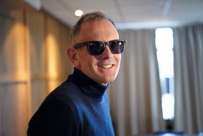 Helgi Hjörvar fyrrverandi þingmaður varð sér úti um gervigreindarsólgleraugu fyrir tveimur vikum.