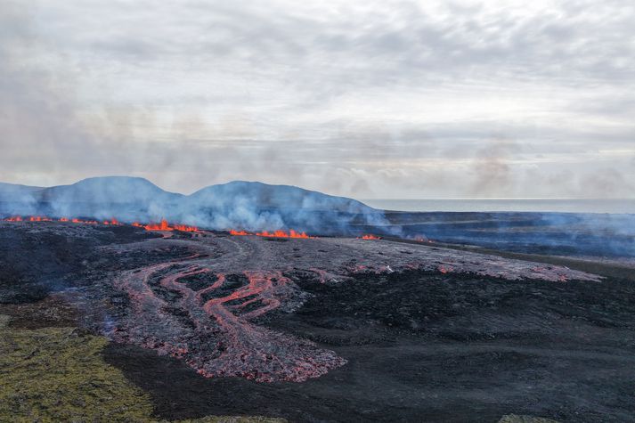 Áttunda eldgosið á Sundhnúksgígaröðinni frá 2021 hófst í gær þegar gossprunga opnaðist norðan við Grindavík.