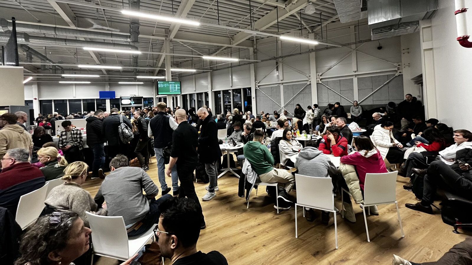 Ekki nóg af sætum, salernum, mat eða upp­lýsingum