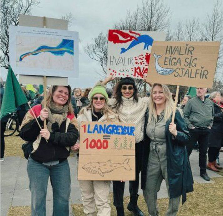Valgerður Árnadóttir sem er lengst til hægri á myndinni er formaður Hvalavina.