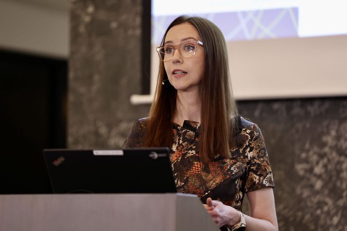 Karen Áslaug Vignisdóttir, aðalhagfræðingur og framkvæmdastjóri sviðs hagfræði- og peningastefnu hjá Seðlabankanum, kynnti Peningamál í morgun.