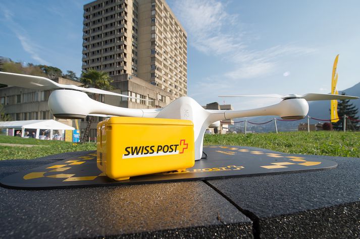 Dróni svissneska póstsins flýgur sýnum á milli rannsóknastofa sjúkrahúsa.