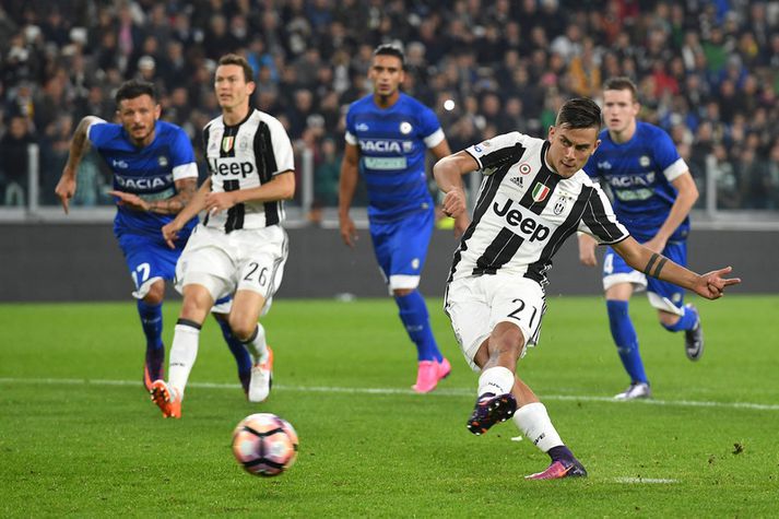 Paolo Dybala skorar hér sigurmark Juventus úr vítaspyrnu.
