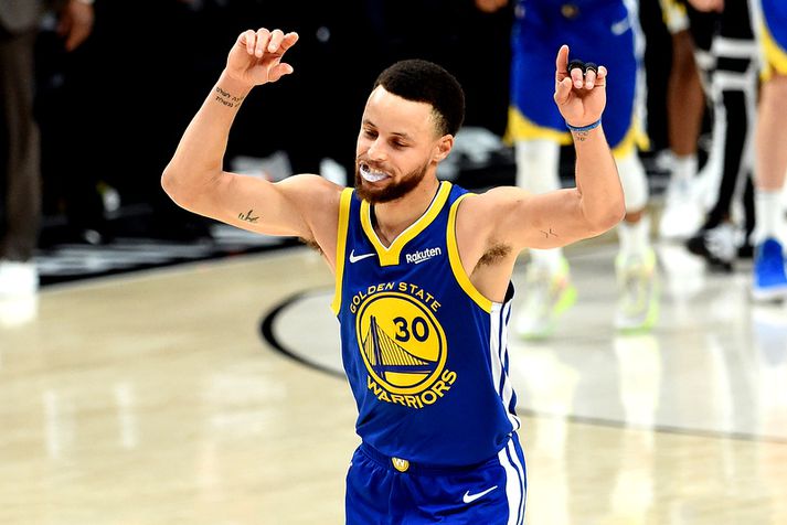 Stephen Curry fagnar í nótt.