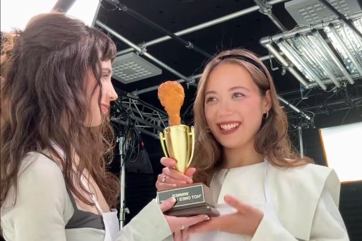 Vinkonurnar Clairo og Laufey með Hot Ones verðlaunagripinn eftir keppnina. 