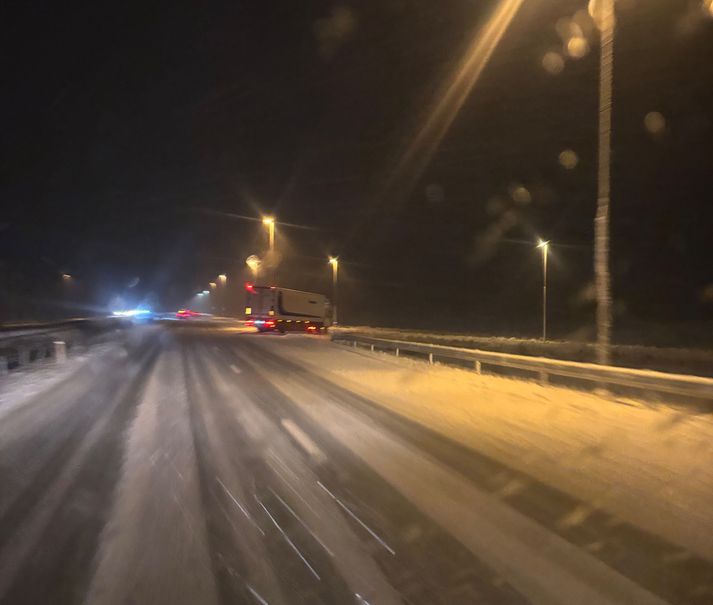 Lesandi Vísis segist hafa séð að sjö bílar hið minnsta hafi farið út af veginum á Reykjanesbraut í morgun.