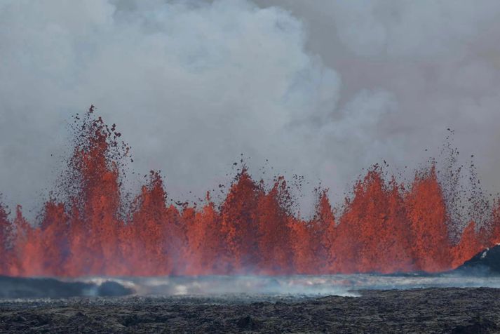 Áttunda gosið á Reykjanesskaga á síðustu árum hófst um hádegisbil í dag.