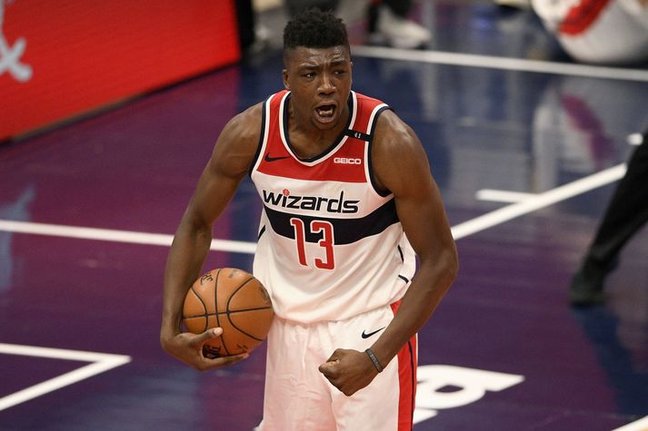 Thomas Bryant fagnar körfu en hann fagnaði þó ekki einni körfunni sinni á móti Orlando Magic.