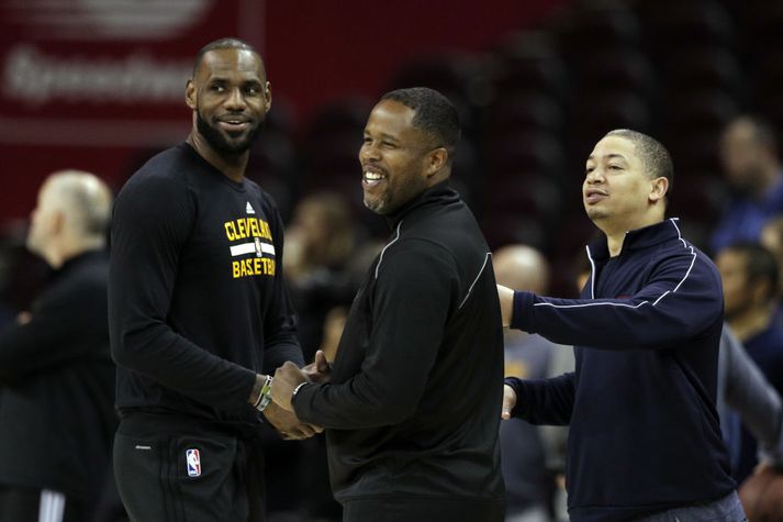 Damon Jones (fyrir miðju) var á sínum tíma liðsfélagi og svo aðstoðarþjálfari LeBron James hjá Cleveland Cavaliers en þeir voru svo hjá LA Lakers þegar Jones lak upplýsingum um meiðsli James.