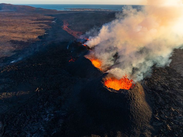 Enn er stöðug virkni í eldgosinu. Hraun rennur til suðurs. Enn mælist landris í Svartsengi. 