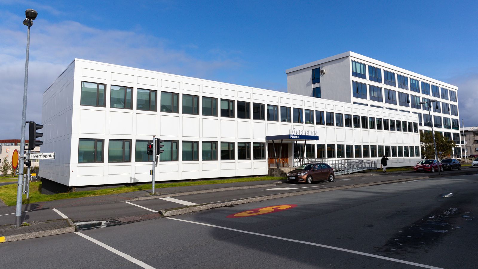 Brotist inn á heil­brigðis­stofnun og lyfjum stolið