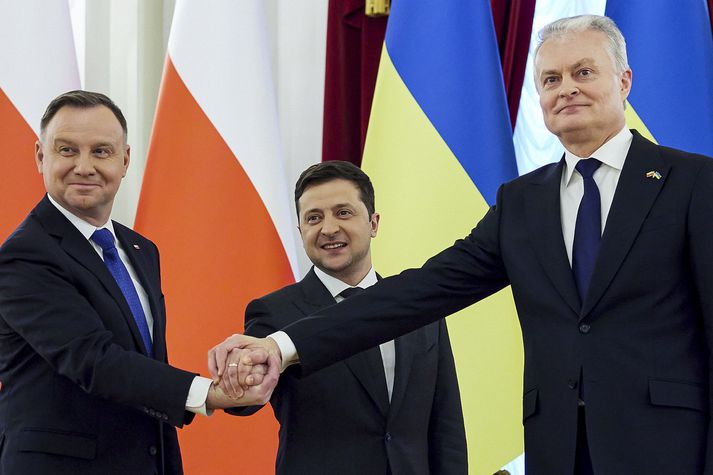 Volodymyr Zelenskyy forseti Úkraínu sést hér á milli Andrzej Duda forseta Póllands og Gitanas Nauseda forseta Litháens sem heimsóttu Zelenskyy í dag til að sýna Úkraínumönnum stuðning sinn.