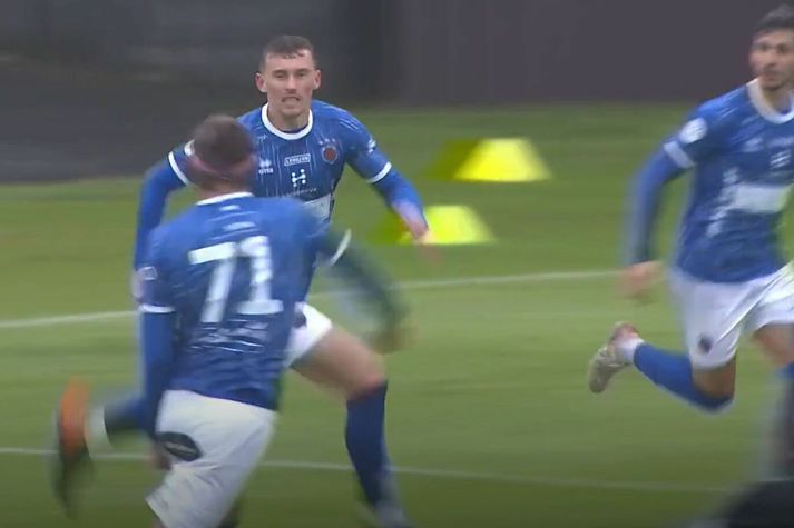 Kyle McLagan fagnar jöfnunarmarkinu sínu í Kaplakrika í gær.