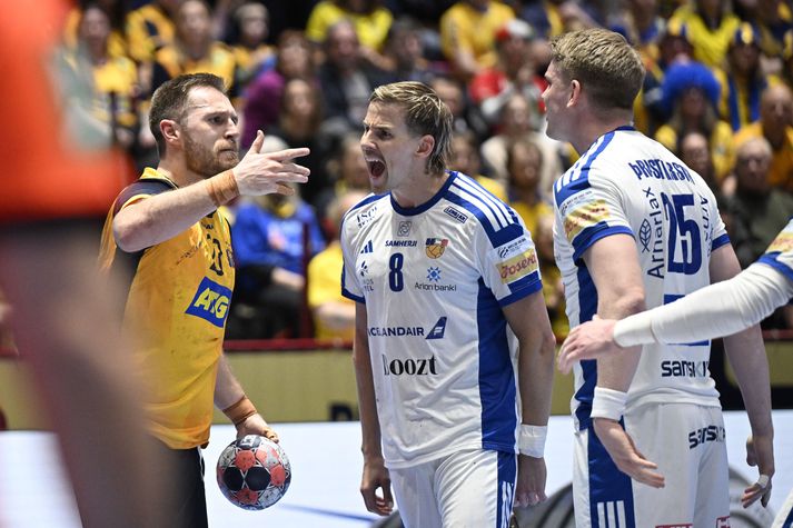 Albin Lagergren hrósaði íslenska liðinu fyrir grimmdina og varnarleikinn. Hér hefur hann lent í útistöðum við Hauk Þrastarson og Bjarki Már Elísson var strax mættur til að styðja sinn mann.