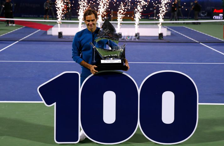 Federer fagnar 100.sigrinum