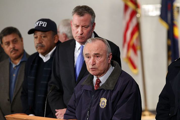 William J. Bratton. Lögreglustjórinn í New York segir að lögreglumennirnir hafi verið teknir af lífi. Hér sést Bratton með Bill de Blasio borgarstjóra á blaðamannafundi.