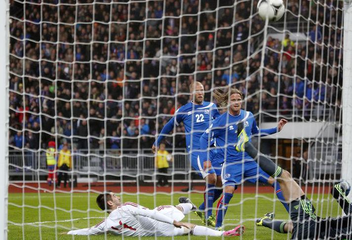Harðjaxlinn ódrepandi, Birkir Bjarnason, jafnar hér leikinn fyrir Ísland í gær.