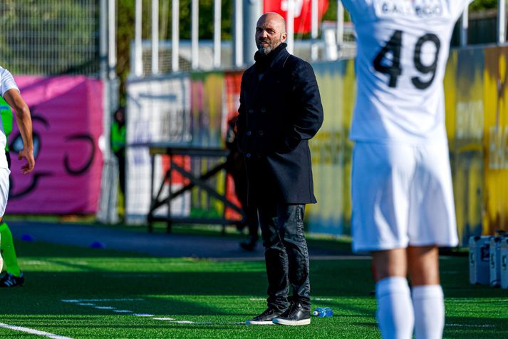 Arnar Bergmann Gunnlaugsson hefur líklega verið áhyggjufullur á hliðarlínunni áður en Kristall Máni skoraði. 