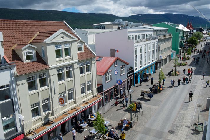 Sjá má verslun Kristjánsbakarís við Hafnarstræti á Akureyri neðst til vinstri á myndinni.