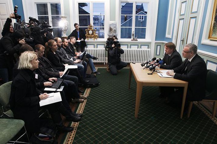 Tryggvi Gunnarsson og Páll Hreinsson sitja fyrir svörum fjölmiðla í janúar eftir að í ljós kom að útgáfa skýrslu rannsóknarnefndar Alþingis um bankahrunið kæmi til með að frestast. Fréttablaðið/stefán