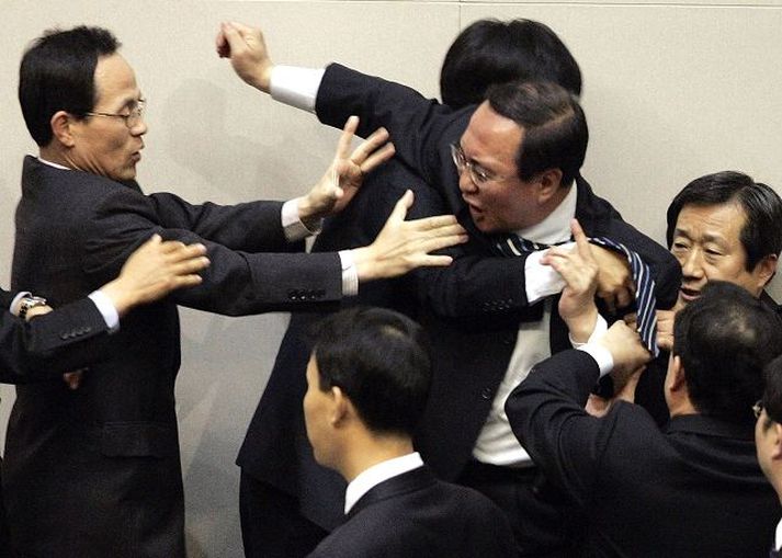 Lúskrað á andstæðingnum. gmyndir um innflutning á hrísgrjónum hleyptu illu blóði í þingheim.