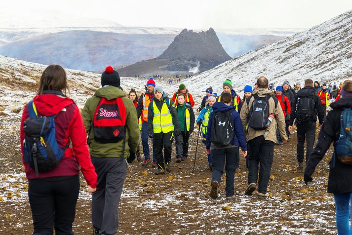 Fjölmennt hefur verið við eldgosið í Geldingadölum. Almannavarnir hvetja fólk ekki til að fara á svæðið en biðja þá sem það gera um að huga að sóttvörnum.