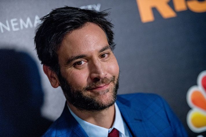 Josh Radnor verður að halda sig í rúmlega sex metra fjarlægð frá nágrönnum sínum.