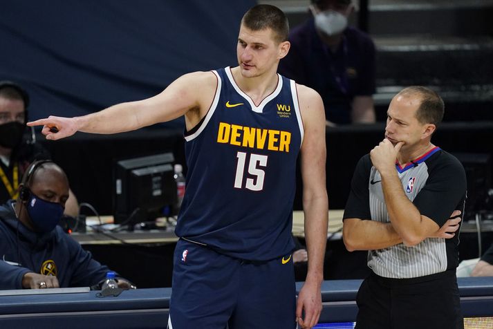 Miðherjinn frábæri Nikola Jokic bendir John Goble dómara á eitthvað í leik með Denver Nuggets liðinu.