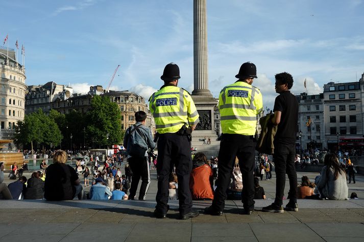 Lögreglumenn við vakt á minningarathöfn í London í dag.