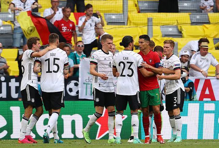 Ríkjandi Evrópumeistarar Portúgal þurftu að sætta sig við 4-2 tap gegn Þjóðverjum í annari umferð riðlakeppni EM og þurfa því að taka stig geg Frökkum í kvöld til að tryggja sæti sitt í 16-liða úrslitum.