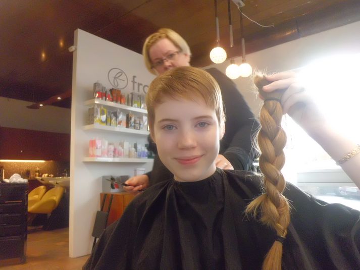Helga Guðrún með fléttuna í höndunum.