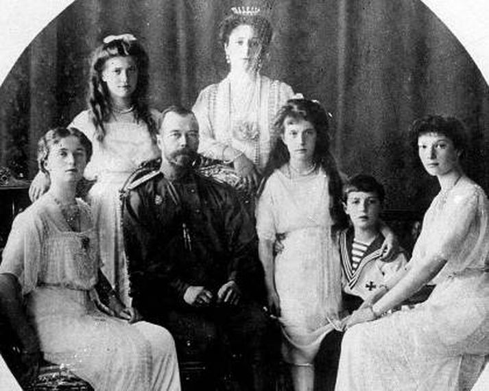 Keisarafjölskyldan fremri röð: Olga,  Nikulás keisari, Anastasía, Alexei, Tatjana. Bakvið þau standa María og Alexandra keisaraynja.