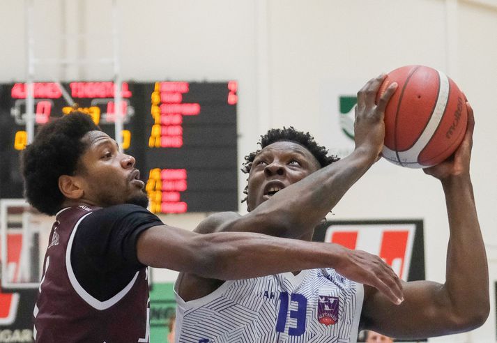 Dedrick Basile og David Okeke í baráttunni á Álftanesi í kvöld.