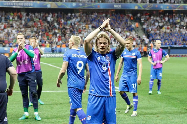 Birkir Bjarnason þakkar áhorfendum fyrir eftir leikinn gegn Englandi.