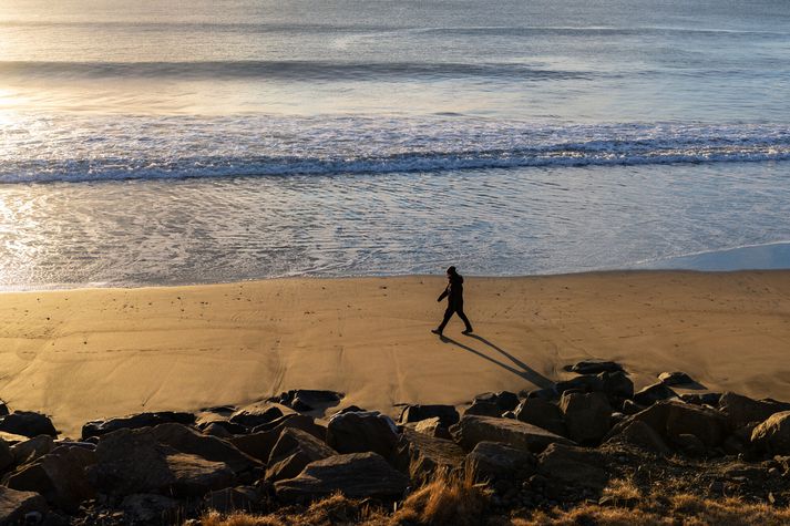 Síðdegis á morgun er því spáð vaxandi suðaustanátt.